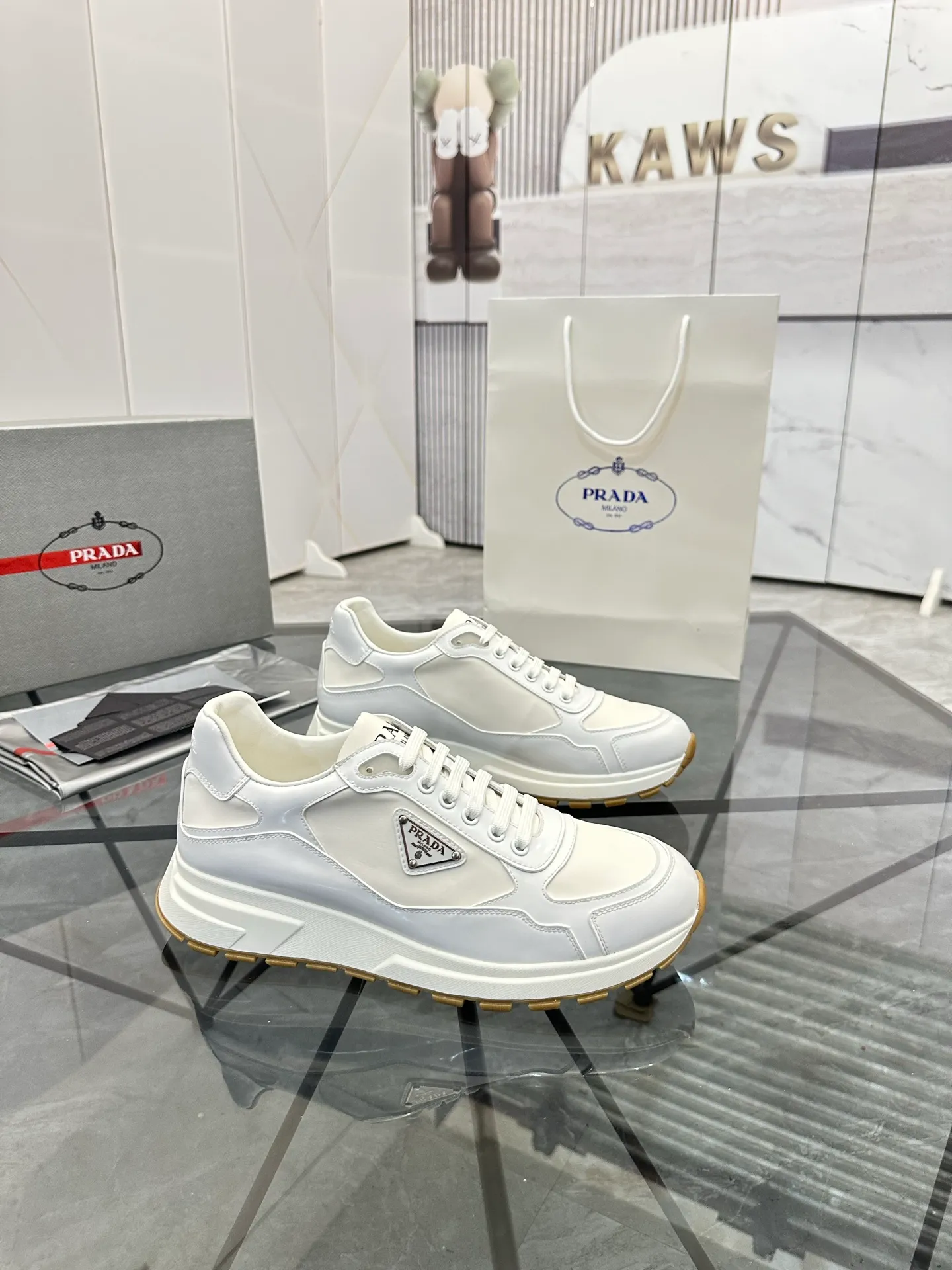 Men's shoes for sale 💰: 💰P580¥ High-end top quality Product trademark: Prada *"Prada*" low-top casual shoes Regular size: 38-45 (can be customized to 46) Product materials: imported first-layer cowhide stitching breathable mesh upper, water-dyed cowhide lining, cowhide foot pads, original ultra-light foam outsole. No.: 001